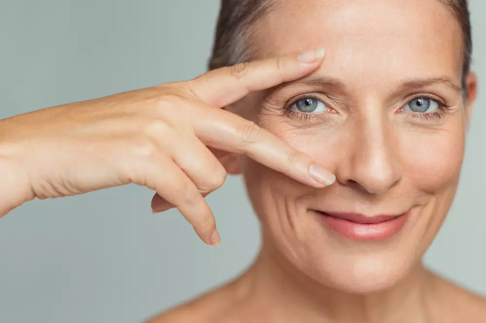 4 tratamientos para eliminar arrugas de la frente y relajar el entrecejo